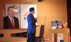 Dedesinin icadını tanıtmak için dünyayı geziyor