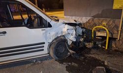 İki hafif ticari aracın çarpıştığı kazada 1 kişi yaralandı