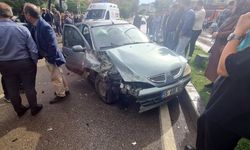 İki otomobilin çarpıştığı kazada 3 kişi yaralandı