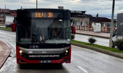 Kamyonet ile çarpışan halk otobüsündeki 2 yolcu yaralandı