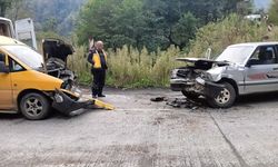 Otomobil ile ticari aracın çarpıştığı kazada 3 kişi yaralandı