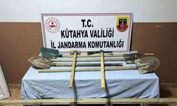 İş makinesiyle define arayan şahıslar yakalandı