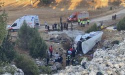 İşçi servisi devrildi: 5 ölü, 14 yaralı
