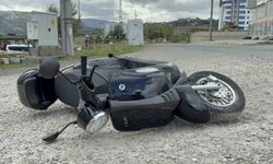 Mıcırlı yolda motosiklet devrildi