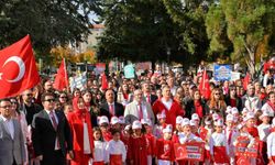 Minikler Cumhuriyet coşkusunu meydanalara taşıdı