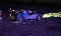 Otomobil tarlaya uçtu: 1 ölü, 2 yaralı