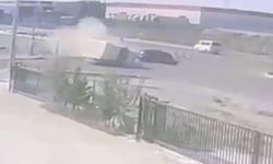 Otomobilin kamyonetle çarpıştığı kaza kameraya yansıdı
