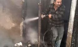 Yıldırım düşmesi sonucu evde yangın çıktı, cami hasar gördü