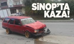 Hafif ticari araç ile otomobil çarpıştı