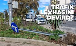 Sinop’ta ters yöne giren otobüs trafik levhasını devirdi