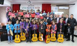 Öğrencilere spor, resim ve müzik malzemeleri dağıtıldı