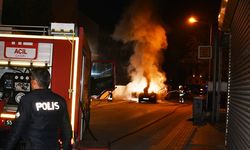 Park halindeki otomobil yandı