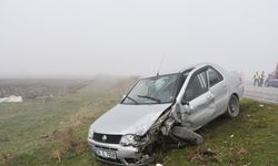 2 otomobilin çarpıştığı kazada 3 kişi yaralandı