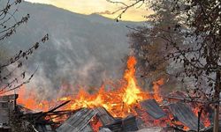 Ahşap evde çıkan yangında 5 kişi dumandan etkilendi