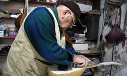 Bağlamayı hem çalıyor hem üretiyor