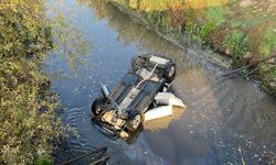 Dereye devrilen SUV tipi araçtaki 1'i çocuk, 2 kişi kurtarıldı