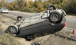 Devrilen otomobildeki 2 kişi yaralandı