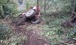 Devrilen traktörün sürücüsü yaralandı