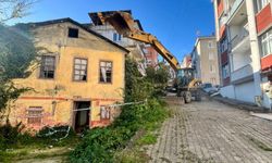 Metruk binaların yıkımı sürüyor