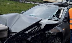 Otomobil ile kamyonet çarpıştı: 3 yaralı