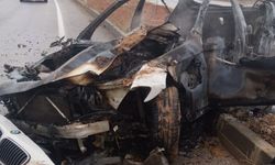 Refüje çarpıp yangın çıkan otomobilin sürücüsü yaralandı