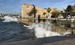 Sinop kıyılarında fırtına nedeniyle dalgalar yükseldi