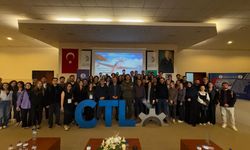 TUSAŞ baş test pilotu Murat Özpala, öğrencilerle buluştu