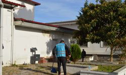 Yükümlüler temizlik ve çevre düzenlemesi çalışması yaptı