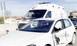 Kontrolden çıkan otomobil karşı şeride geçip araca çarptı