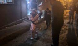 Küçük kız kedisi için gözyaşı döktü