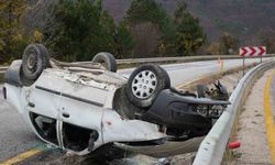 Takla atan otomobil alev aldı