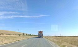 Tırın taşıdığı tuğlalar ile tehlikeli yolculuğu kameraya yansıdı