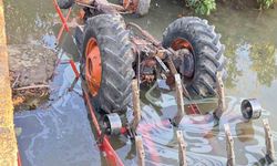 Traktör sulama kanalına devrildi