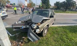 Yaya çarpmamak için fren yaptı, direğe çarptı