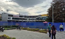 Yıkım çalışması süren belediye binasında yangın