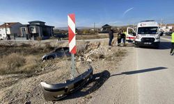 Yoldan çıkan otomobil asılı kaldı