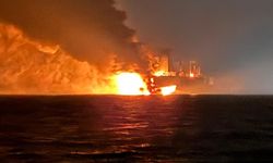 Karadeniz açıklarında isabet alan gemilerde yangın