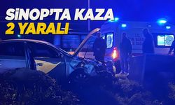 Sinop otogar kavşağında iki otomobil çarpıştı