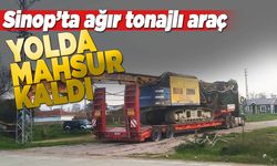 Sinop’ta ağır tonajlı iş makinesi yola saplandı