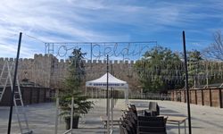 Belediyeden Uğur Mumcu Meydanı’nda yılbaşı hazırlığı