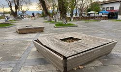 Meydandaki yıpranan oturma yerleri yenilenmeyi bekliyor