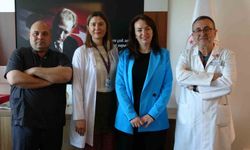 Pandemide ölümle burun buruna gelen anne doktorlarıyla bir araya geldi