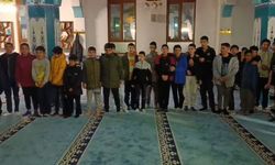 Çocuklardan 'Kabe'de hacılar hu der Allah' ilahisi
