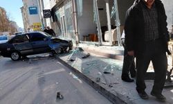 Otomobil mobilya mağazasına girdi
