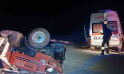 Ambulans traktöre çarptı: 4 yaralı