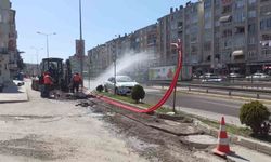 Kazı yaparken su borusu patladı, su caddeyi esir aldı