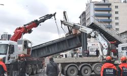 Damperi açık kamyon üst geçite çarptı