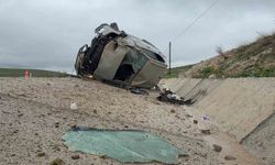 Devrilen otomobilde 1'i bebek 3 kişi yaralandı