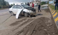 Hafriyat kamyonu ile otomobil çarpıştı
