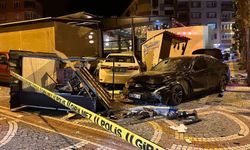 Otomobil otobüs durağına daldı